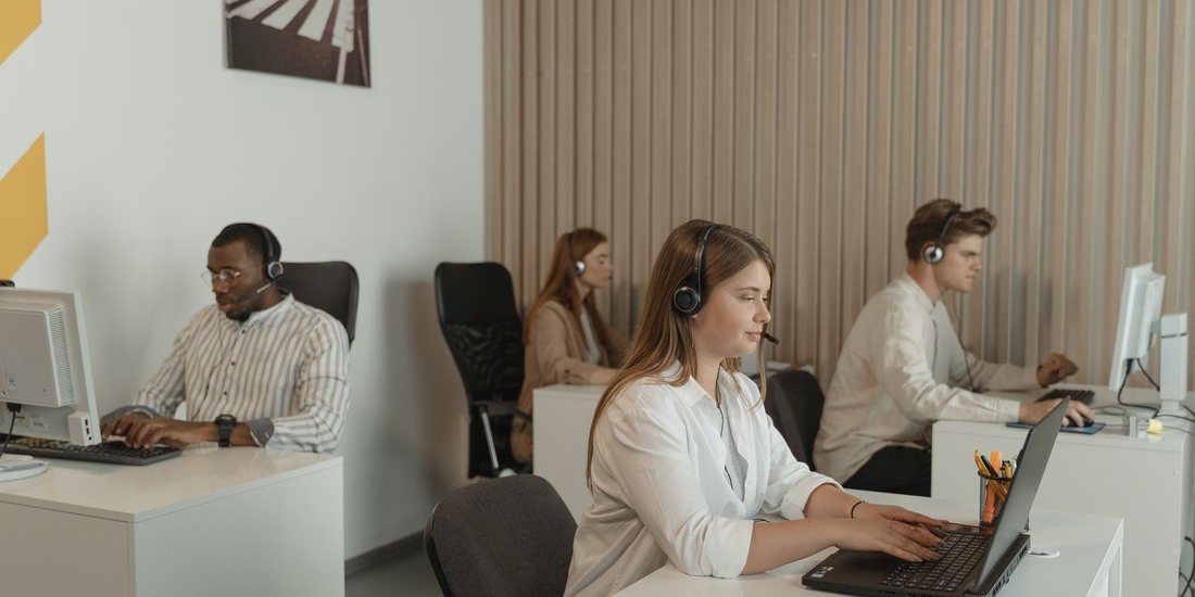 Equipe de atendimento trabalhando com sistema digital de chamados