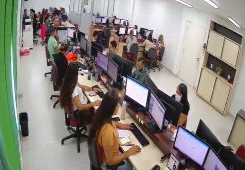 Vista interna do escritório do CSC com a equipe em atividade
