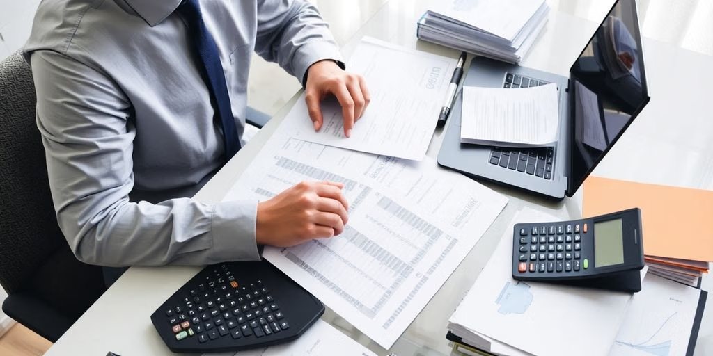 Profissionais do financeiro analisando documentos e gráficos