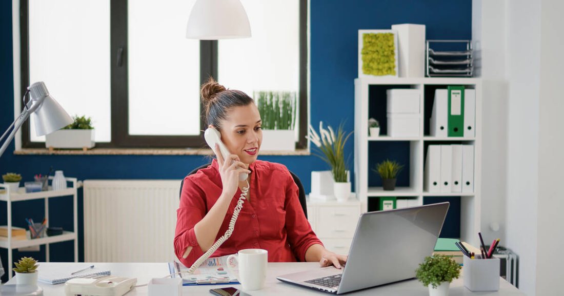 Profissional utilizando soluções digitais de atendimento